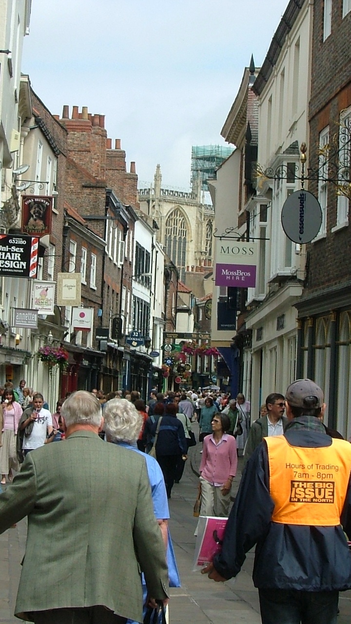 Обои улица, пешеход, городок, соседство, город в разрешении 720x1280