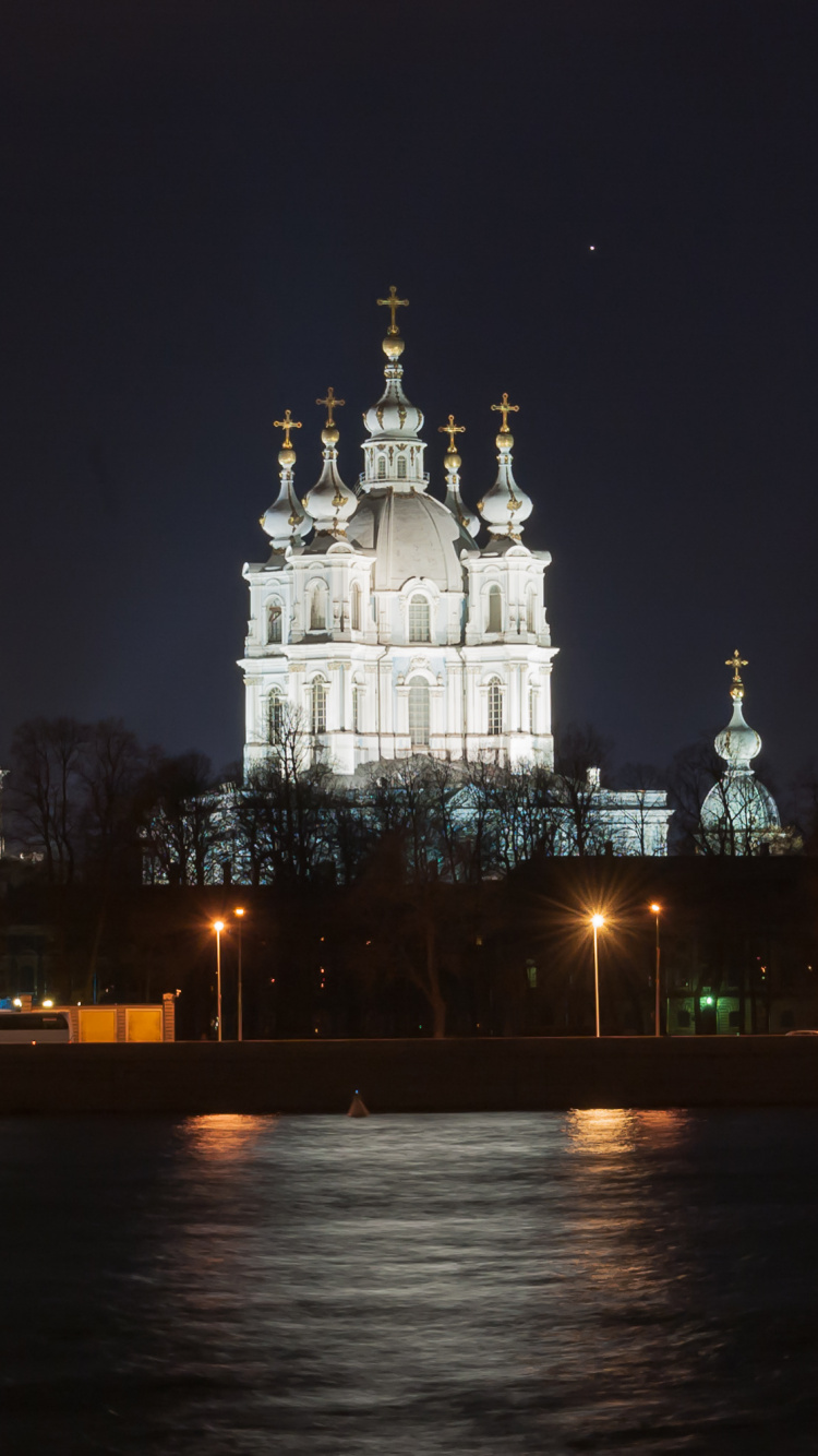 Обои Смольный монастырь, ночь, ориентир, вода, город в разрешении 750x1334