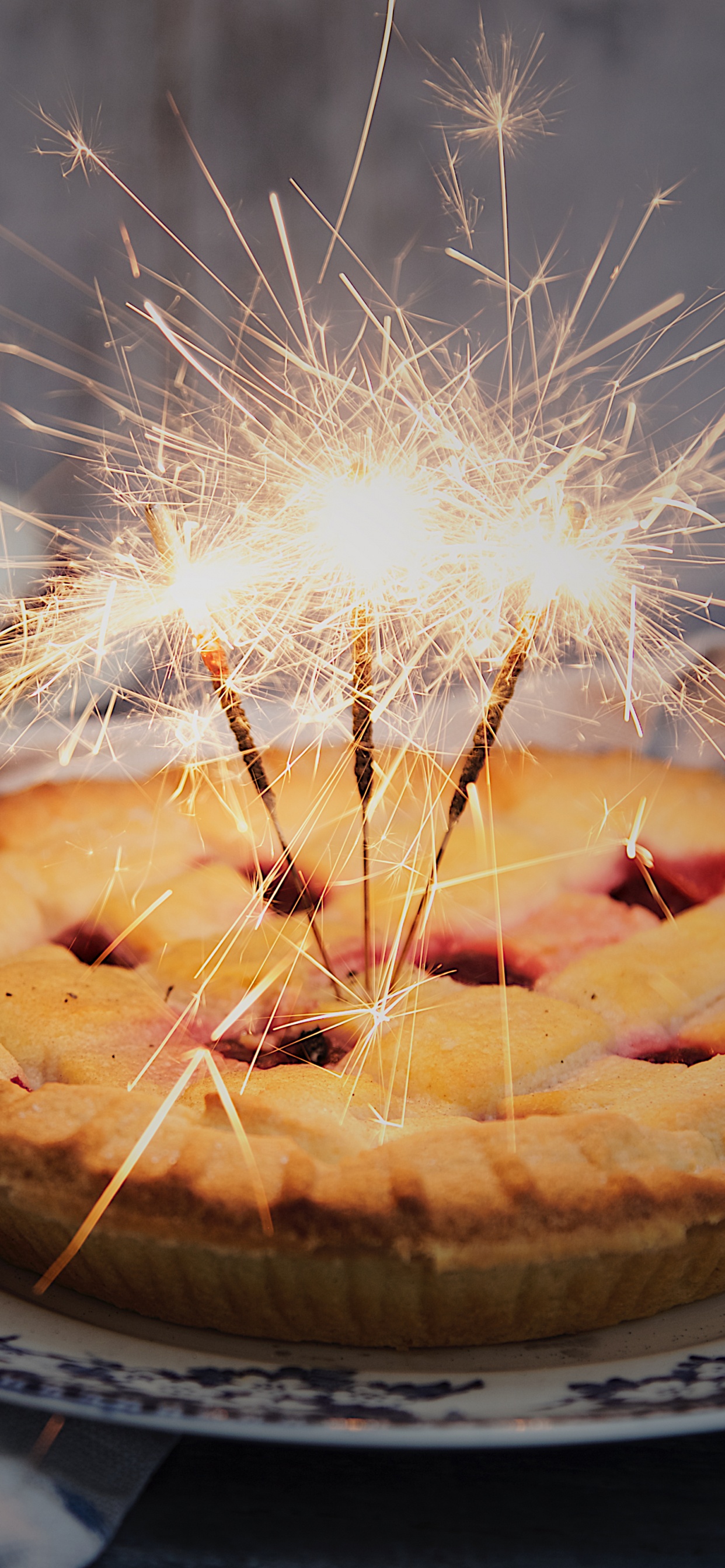 Обои пирог на день рождения, Вишневый пирог, праздничный торт, черничный пирог, выпечка в разрешении 1242x2688