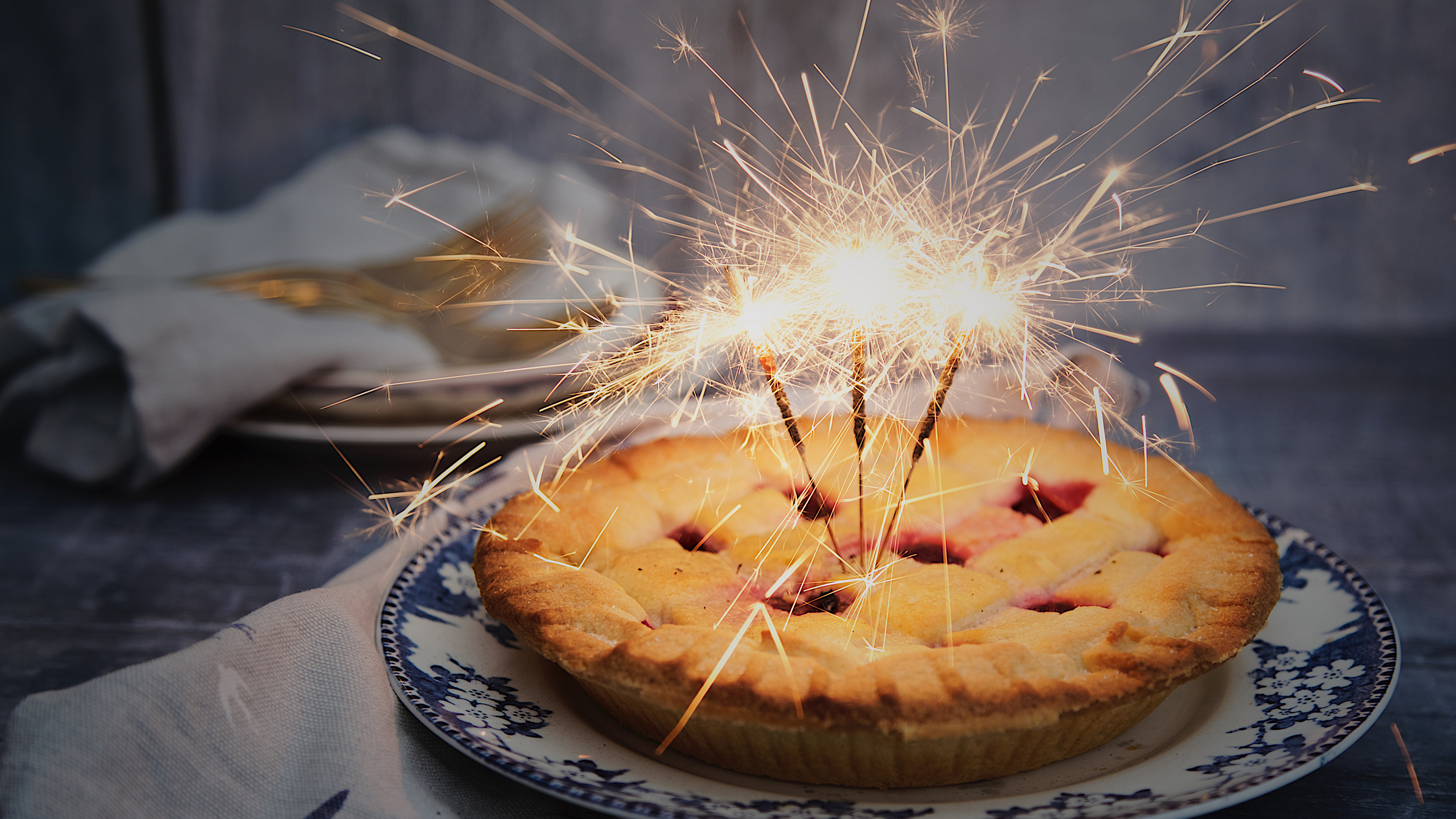 Обои пирог на день рождения, Вишневый пирог, праздничный торт, черничный пирог, выпечка в разрешении 3840x2160