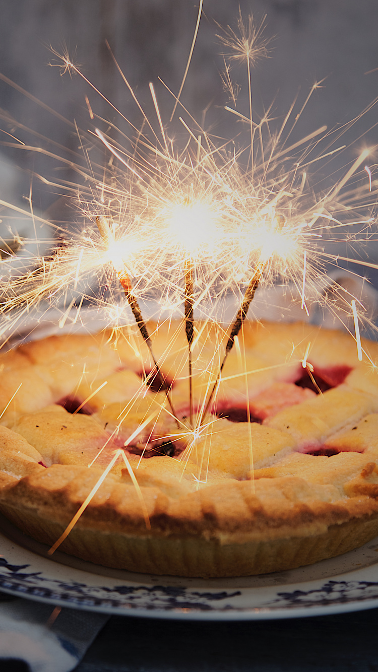 Обои пирог на день рождения, Вишневый пирог, праздничный торт, черничный пирог, выпечка в разрешении 750x1334