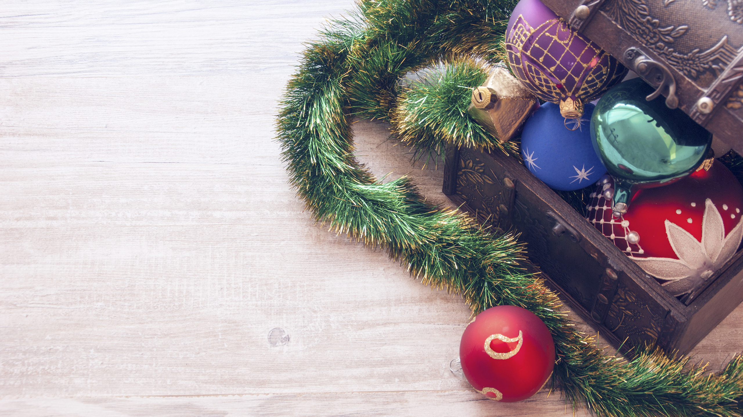 Обои Рождественский день, Рождество и курортный сезон, Рождественская история, елка, рождественский орнамент в разрешении 2560x1440