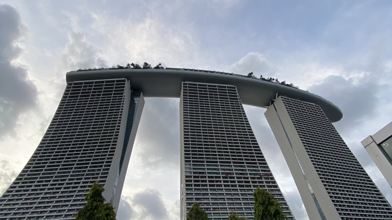 Обои Сингапур, дневное время, облако, архитектура, коммерческое здание в разрешении 1366x768