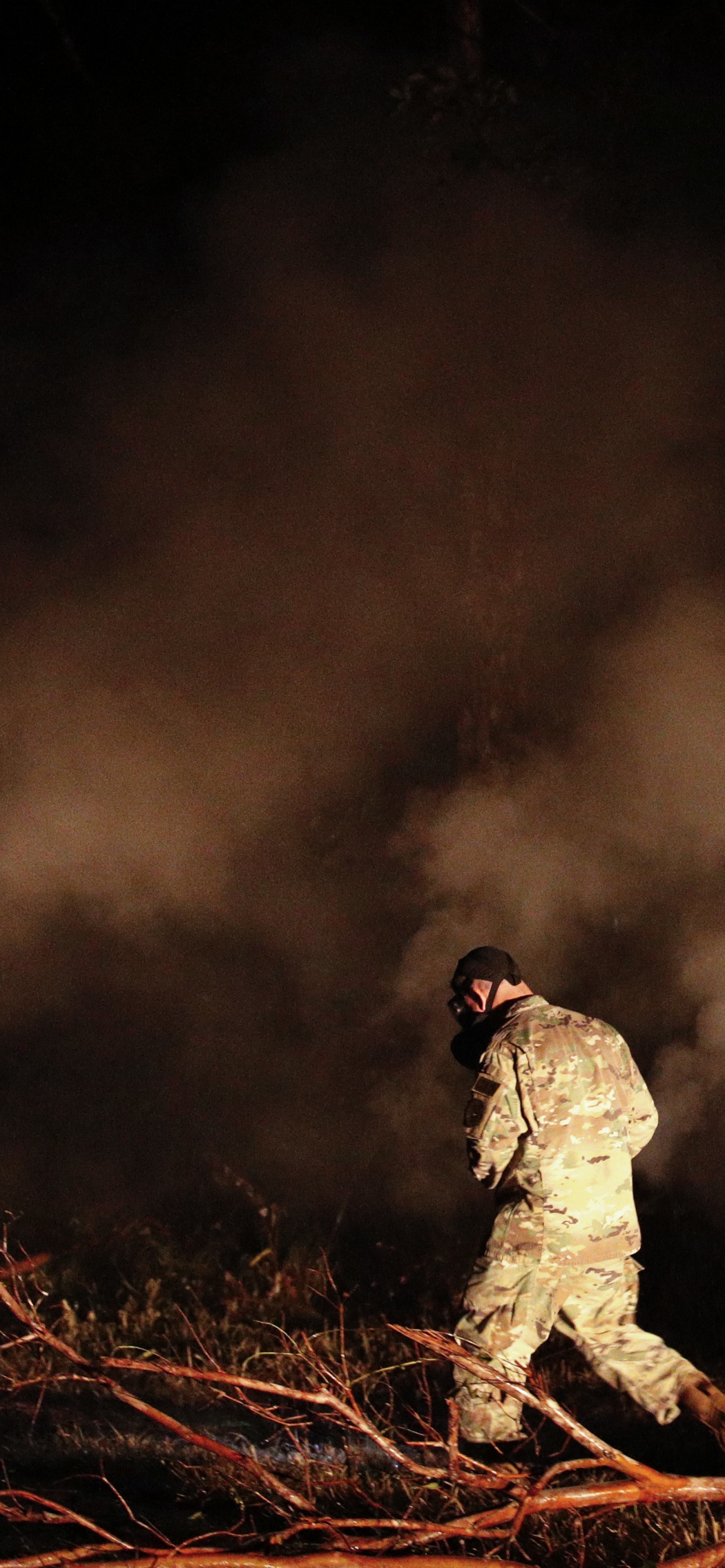 Обои вулкан, дым, огонь, темнота, ночь в разрешении 1242x2688