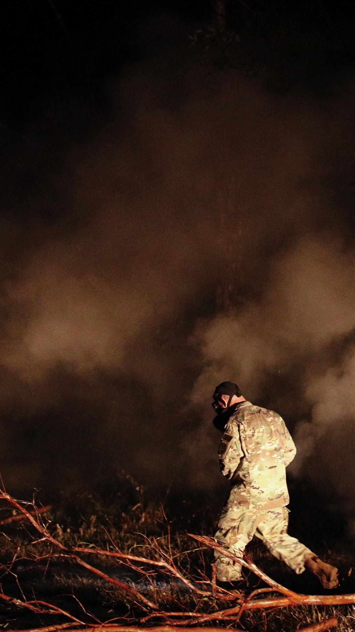 Обои вулкан, дым, огонь, темнота, ночь в разрешении 1440x2560