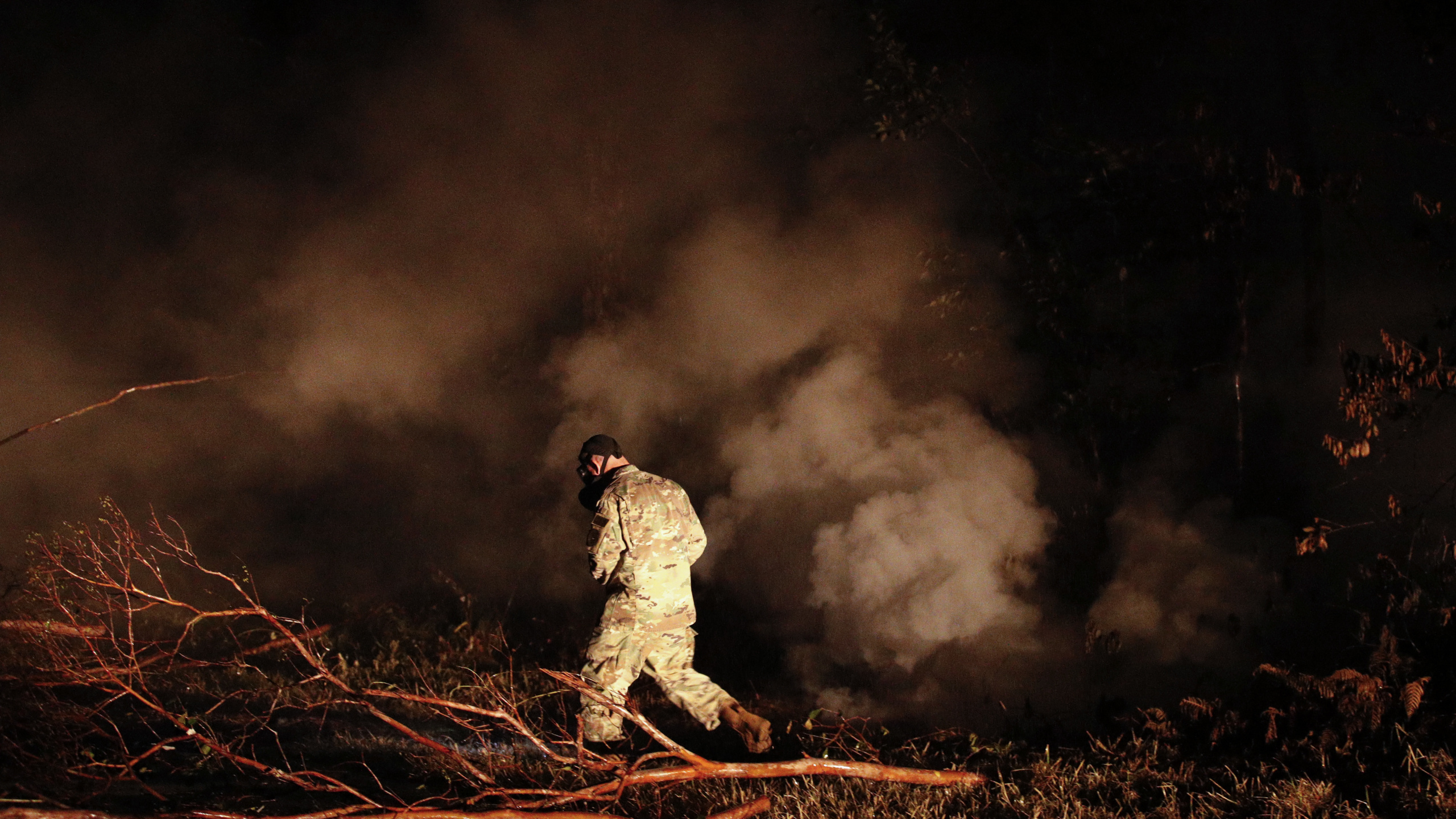 Обои вулкан, дым, огонь, темнота, ночь в разрешении 2560x1440