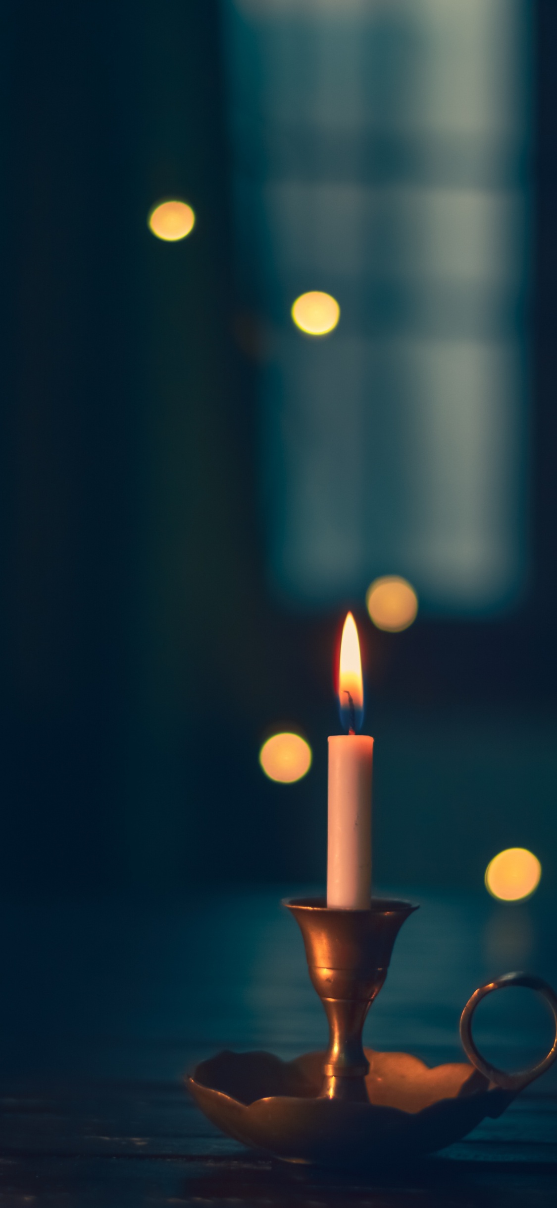 Обои свеча, свет, освещение, темнота, трава в разрешении 1125x2436