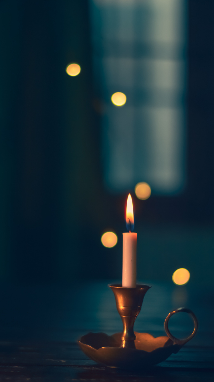 Обои свеча, свет, освещение, темнота, трава в разрешении 750x1334