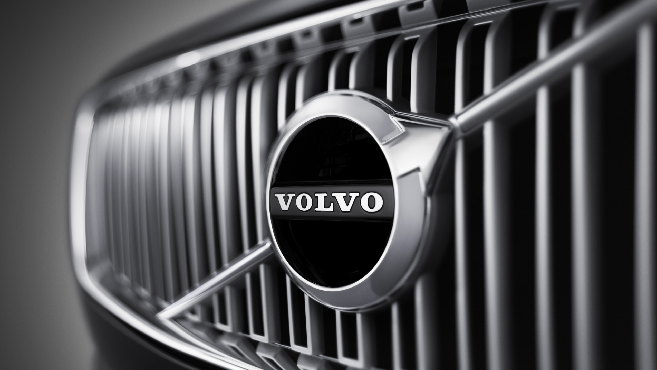 Обои компания volvo, Автомобили Volvo, авто, решетка, черный и белый в разрешении 2560x1440