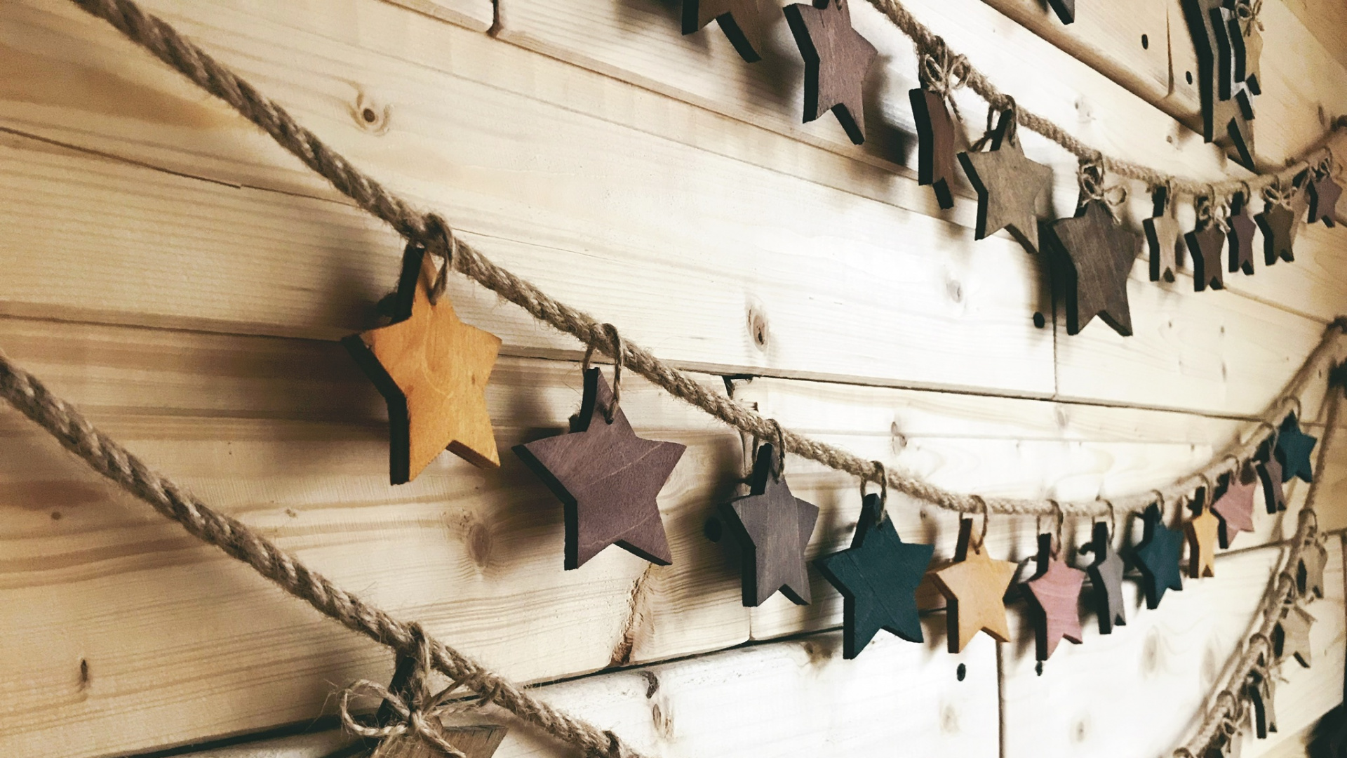 Обои древесина, гирлянда, дерево, фанера, шпагат в разрешении 1920x1080