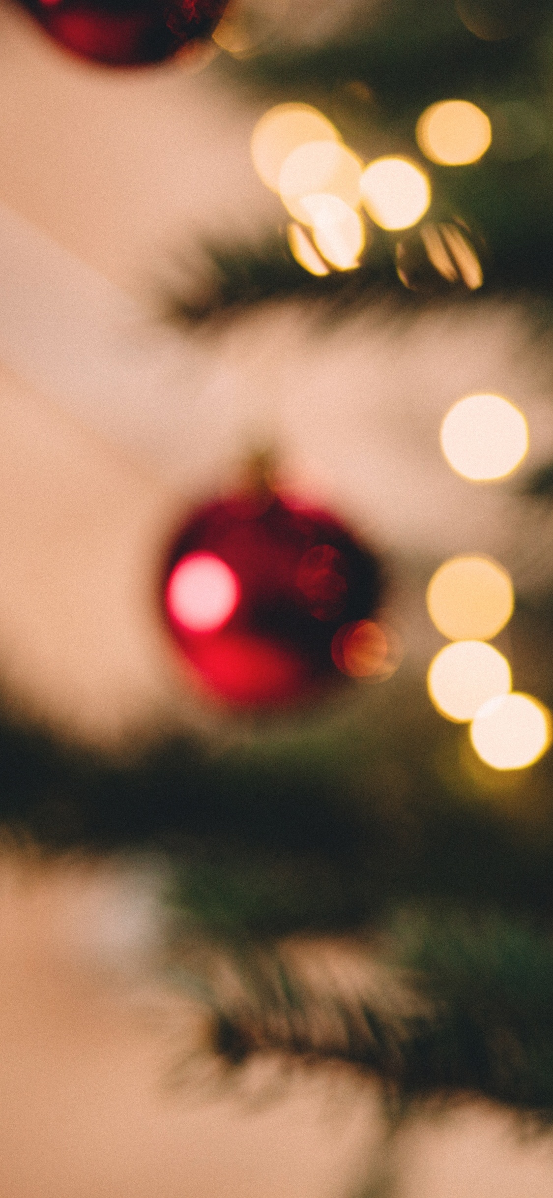 Обои Рождественский день, елка, праздник, Санта-Клаус, рождественский орнамент в разрешении 1125x2436