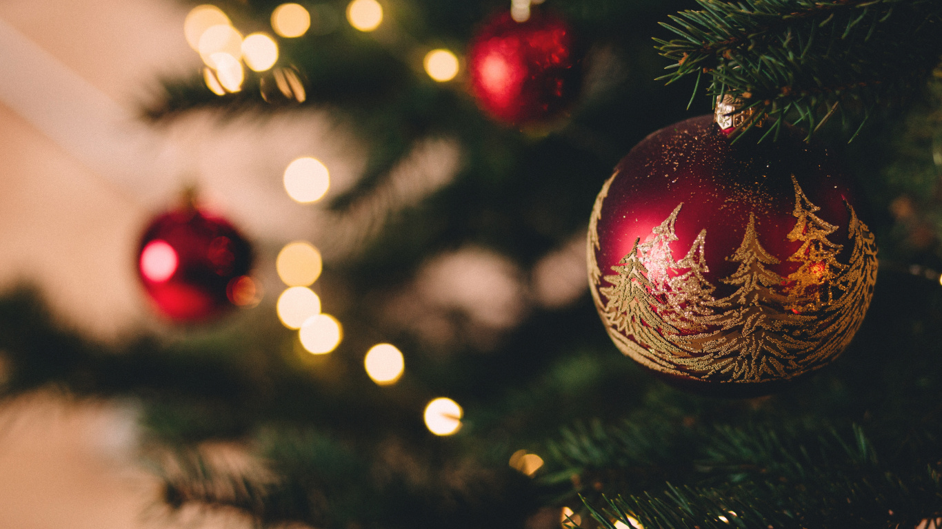 Обои Рождественский день, елка, праздник, Санта-Клаус, рождественский орнамент в разрешении 1366x768
