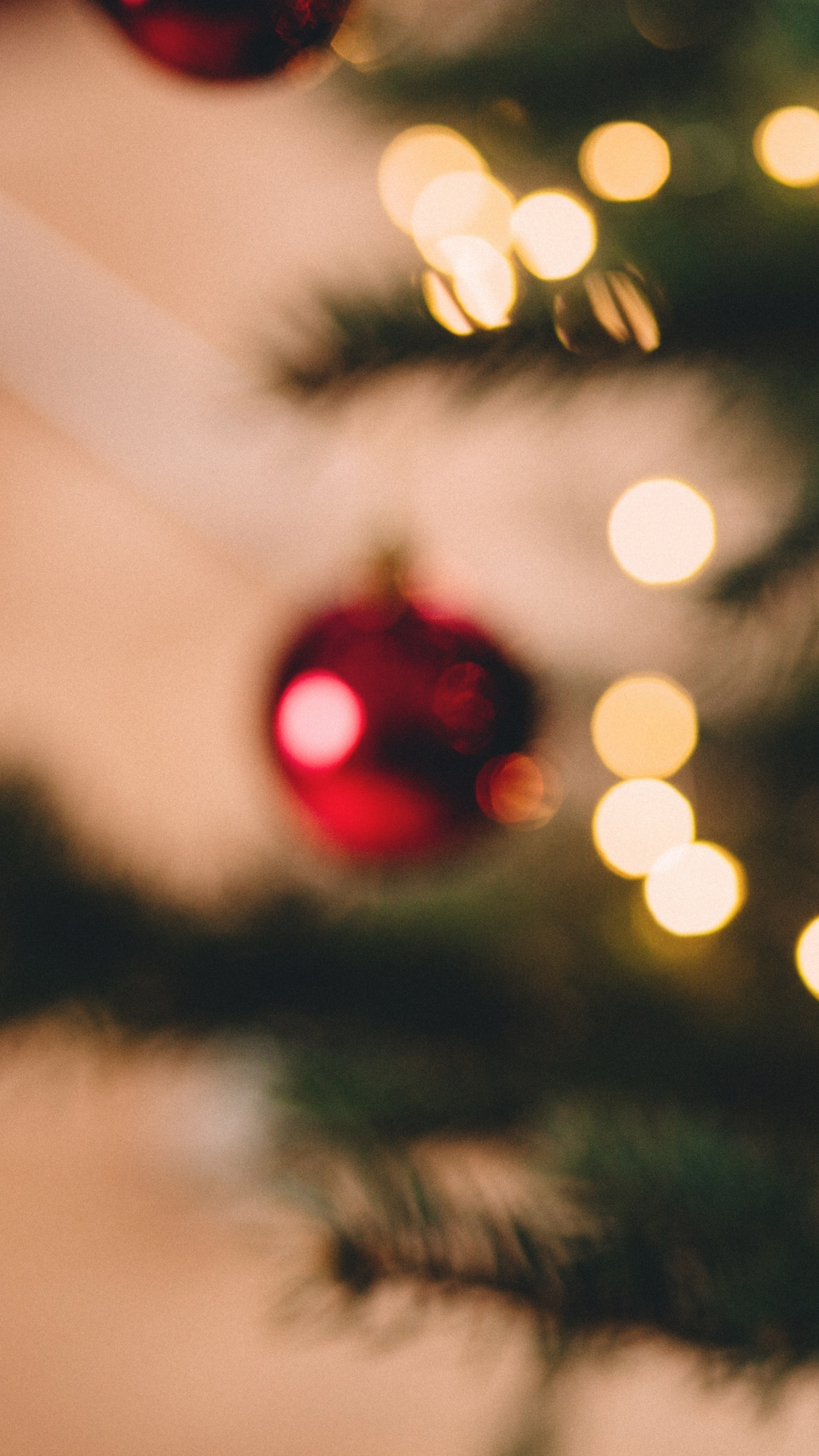 Обои Рождественский день, елка, праздник, Санта-Клаус, рождественский орнамент в разрешении 1440x2560