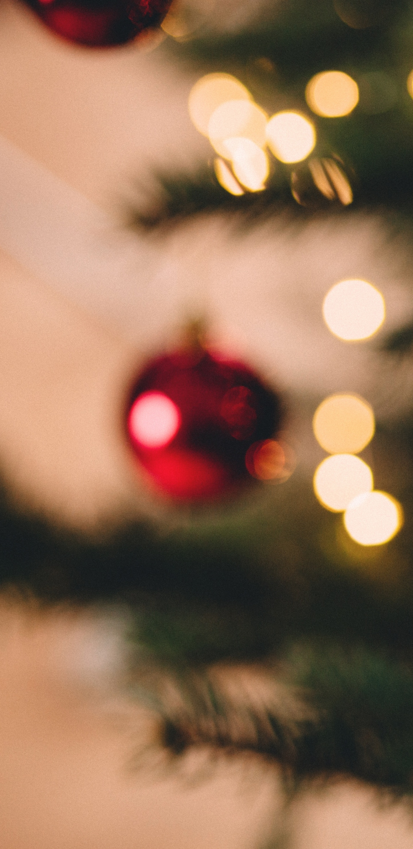 Обои Рождественский день, елка, праздник, Санта-Клаус, рождественский орнамент в разрешении 1440x2960