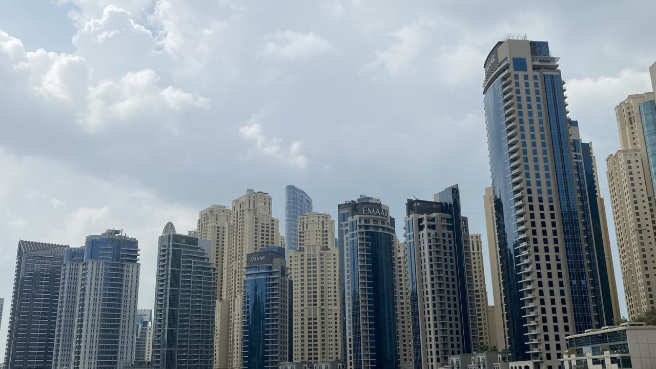 Обои небоскреб, вода, дневное время, башня, город в разрешении 1280x720