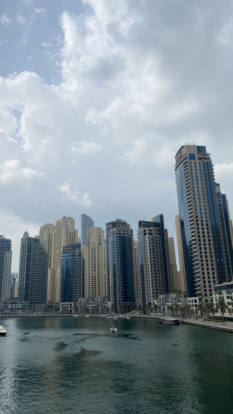 Обои небоскреб, вода, дневное время, башня, город в разрешении 750x1334