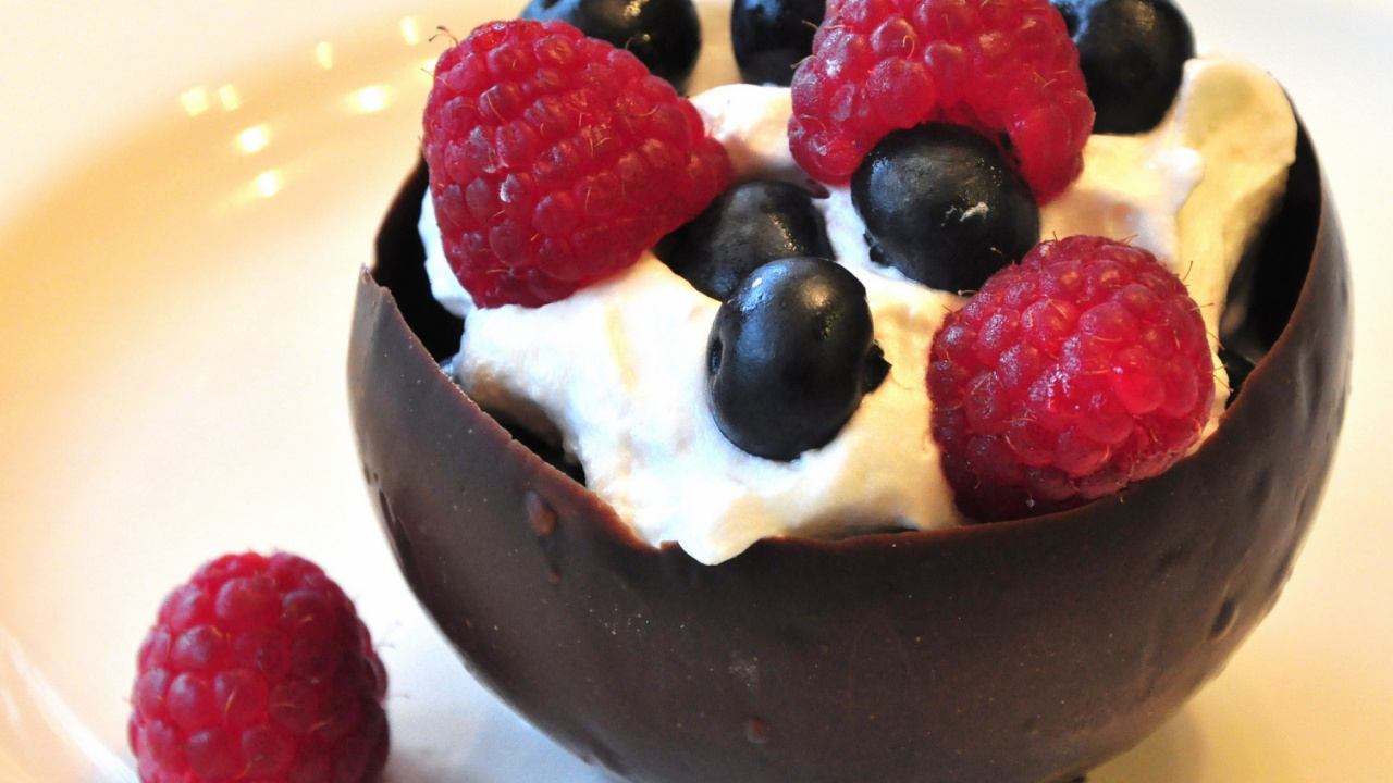 Обои панна котта, шоколад, замороженный десерт, пища, ягоды в разрешении 1280x720