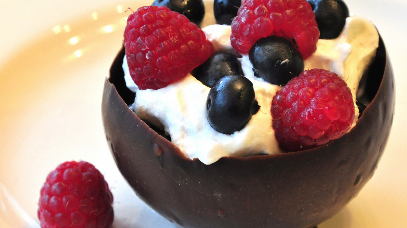 Обои панна котта, шоколад, замороженный десерт, пища, ягоды в разрешении 1366x768