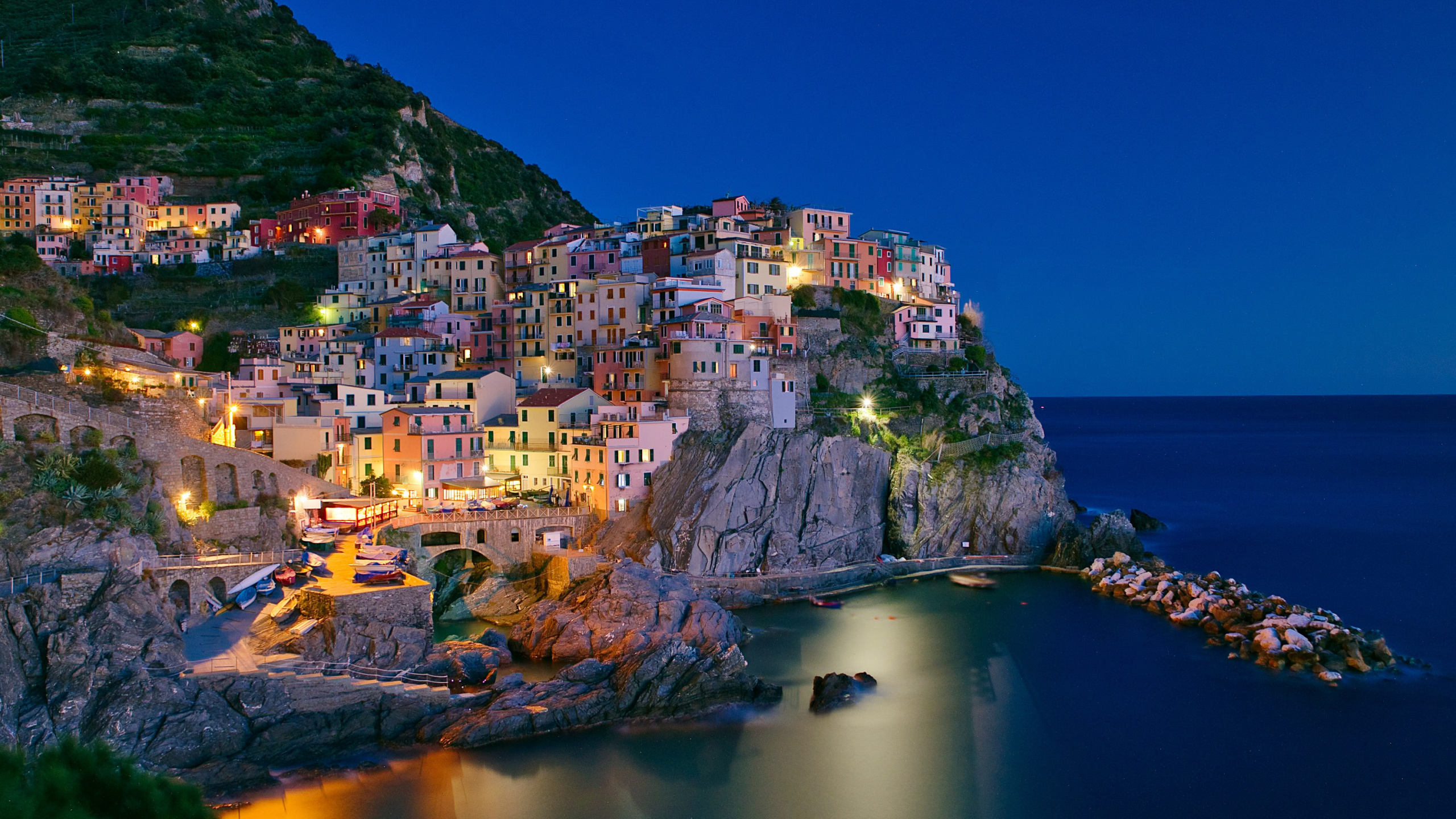 Обои побережье, море, городок, мыс, туризм в разрешении 2560x1440