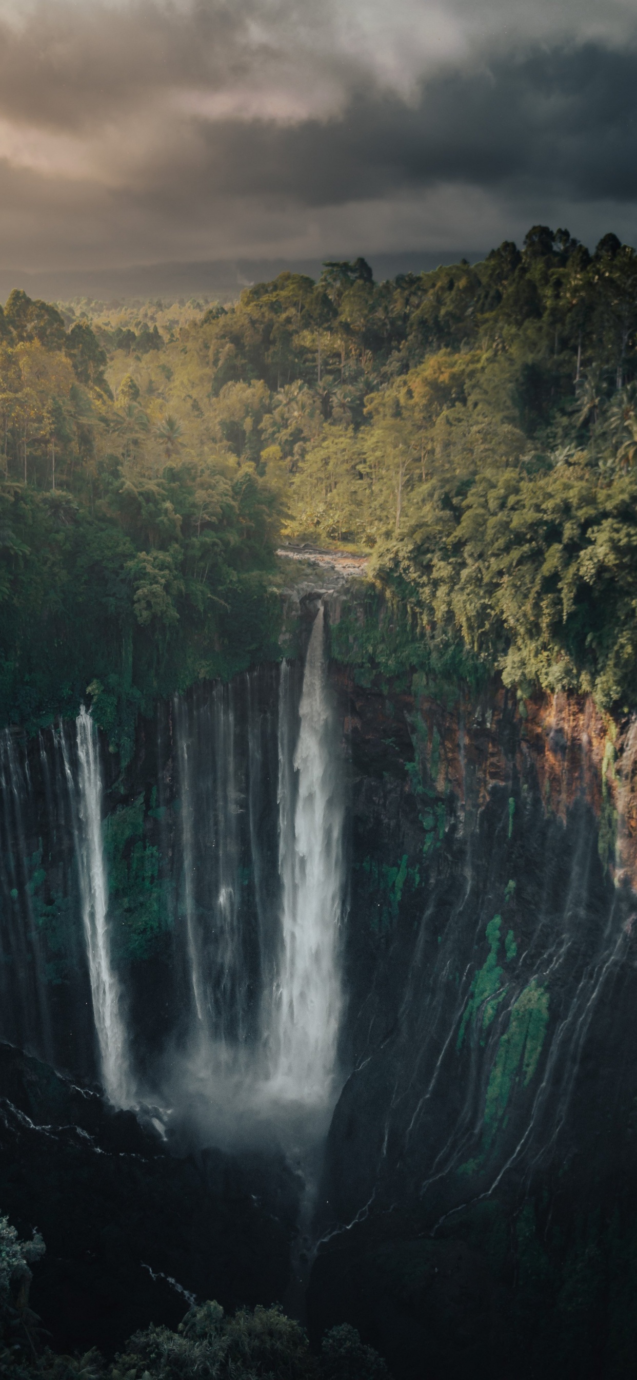 Обои вода, облако, гора, водопад, природный ландшафт в разрешении 1242x2688