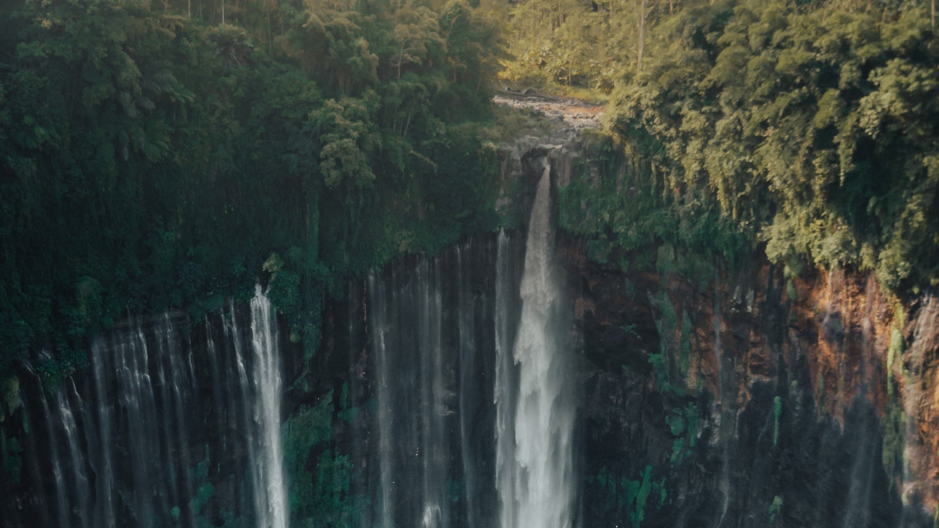 Обои вода, облако, гора, водопад, природный ландшафт в разрешении 1366x768