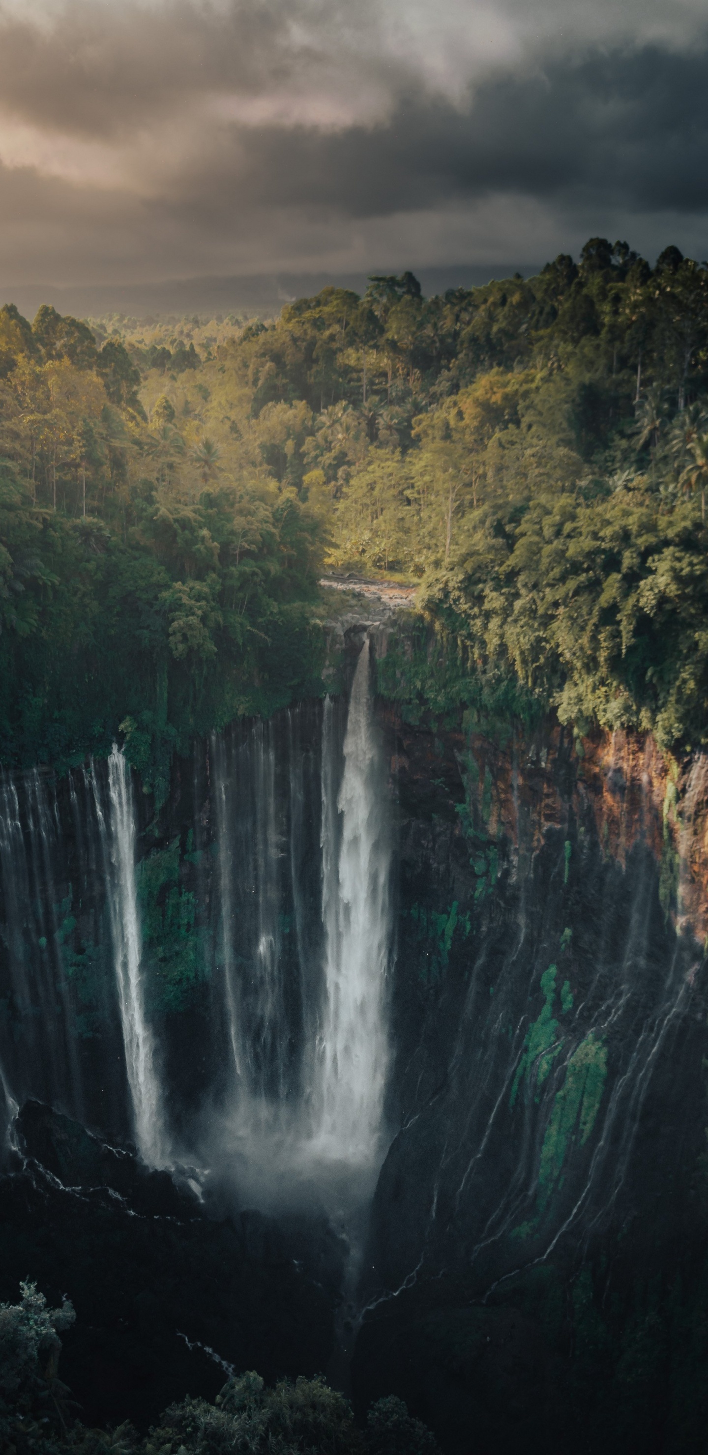 Обои вода, облако, гора, водопад, природный ландшафт в разрешении 1440x2960