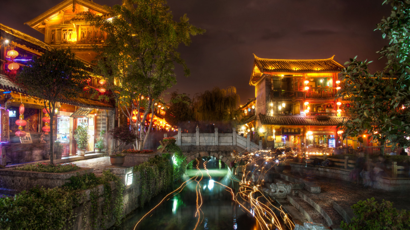 Обои ночь, освещение, городок, отражение, дерево в разрешении 1366x768