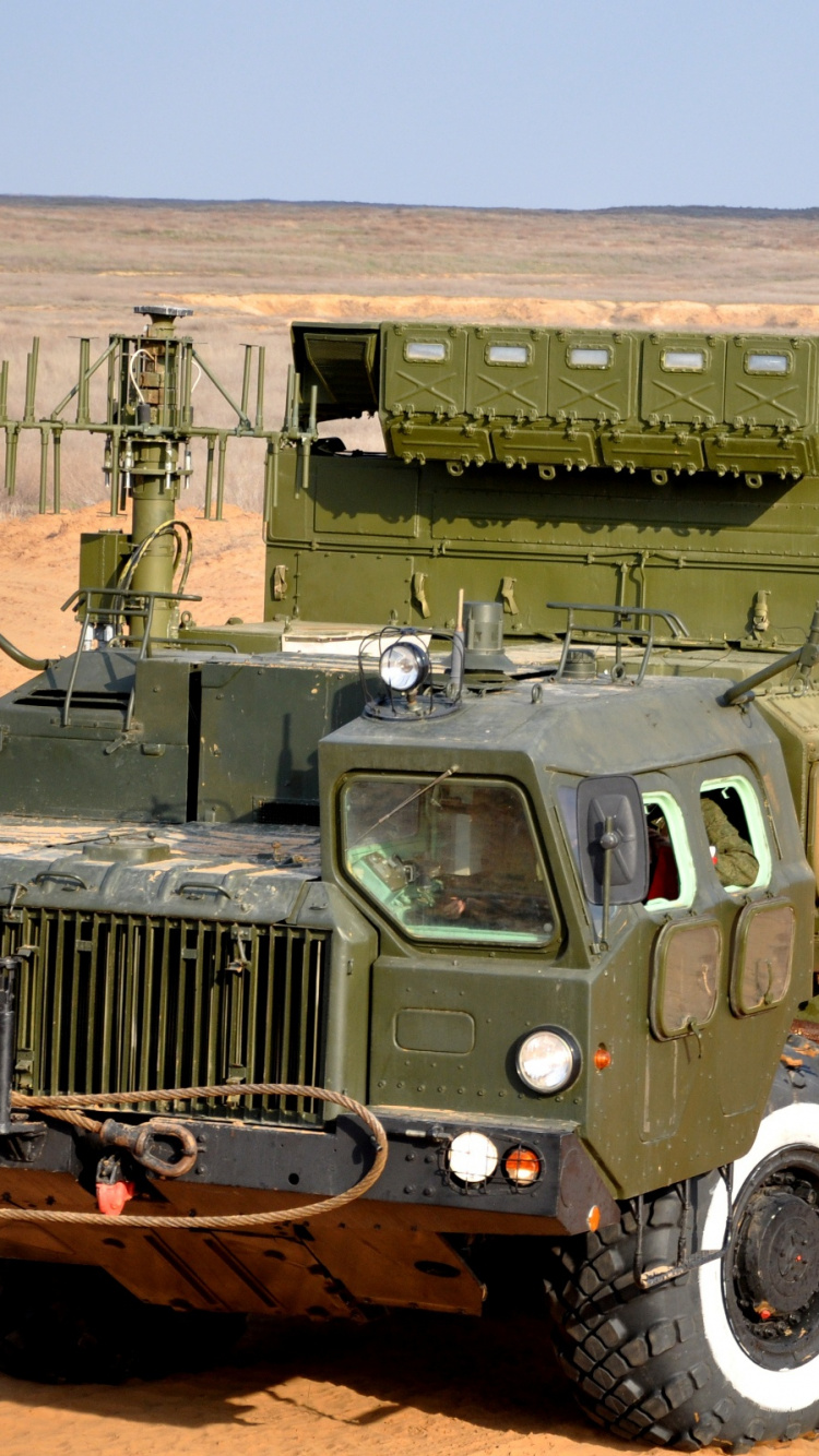 Обои броневик, грузовик, транспорт, военнослужащие, военная техника в разрешении 750x1334