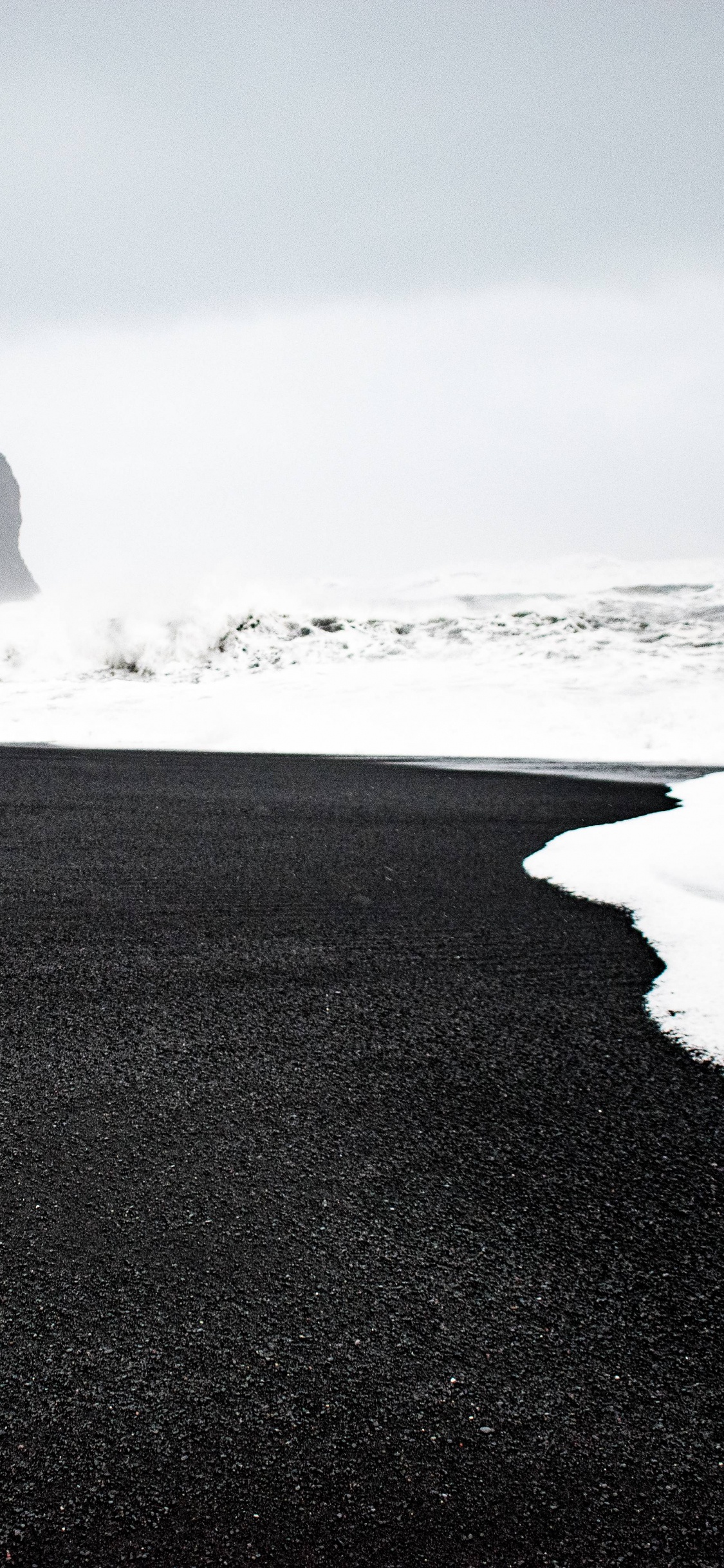 Обои белые, вода, черный, природа, море в разрешении 1125x2436