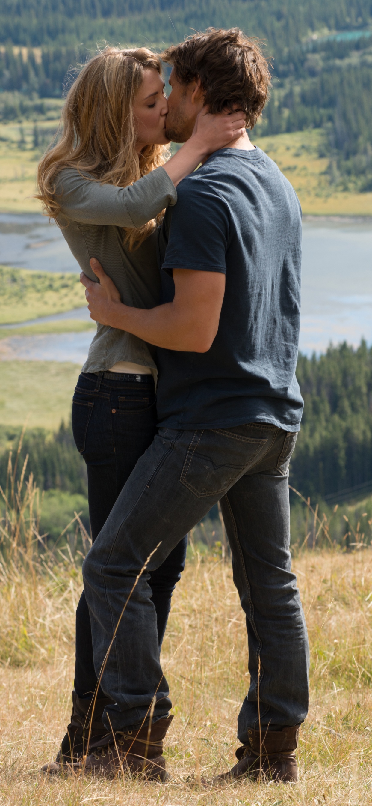 Обои Люди в природе, взаимодействие, любовь, сенокосное угодье, роман в разрешении 1242x2688