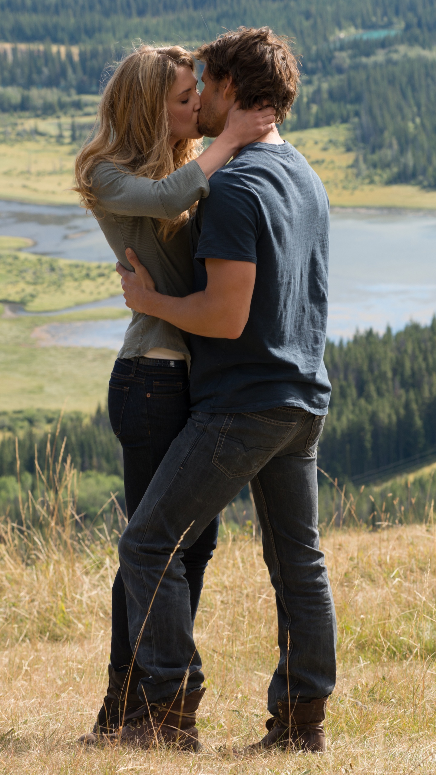 Обои Люди в природе, взаимодействие, любовь, сенокосное угодье, роман в разрешении 1440x2560