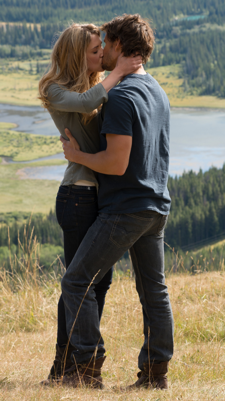 Обои Люди в природе, взаимодействие, любовь, сенокосное угодье, роман в разрешении 750x1334