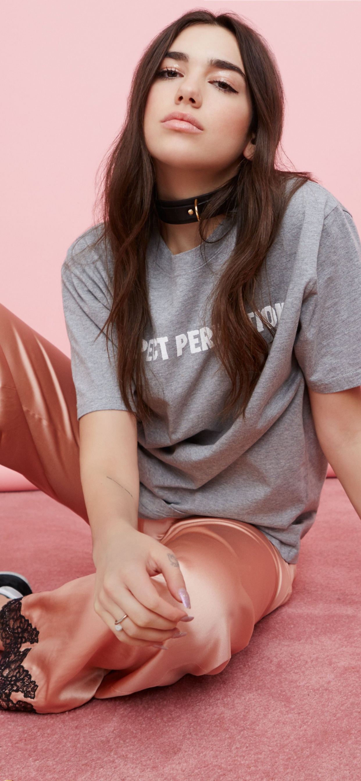 Обои Dua Lipa, розовый, кожа, нога, сидящий в разрешении 1242x2688