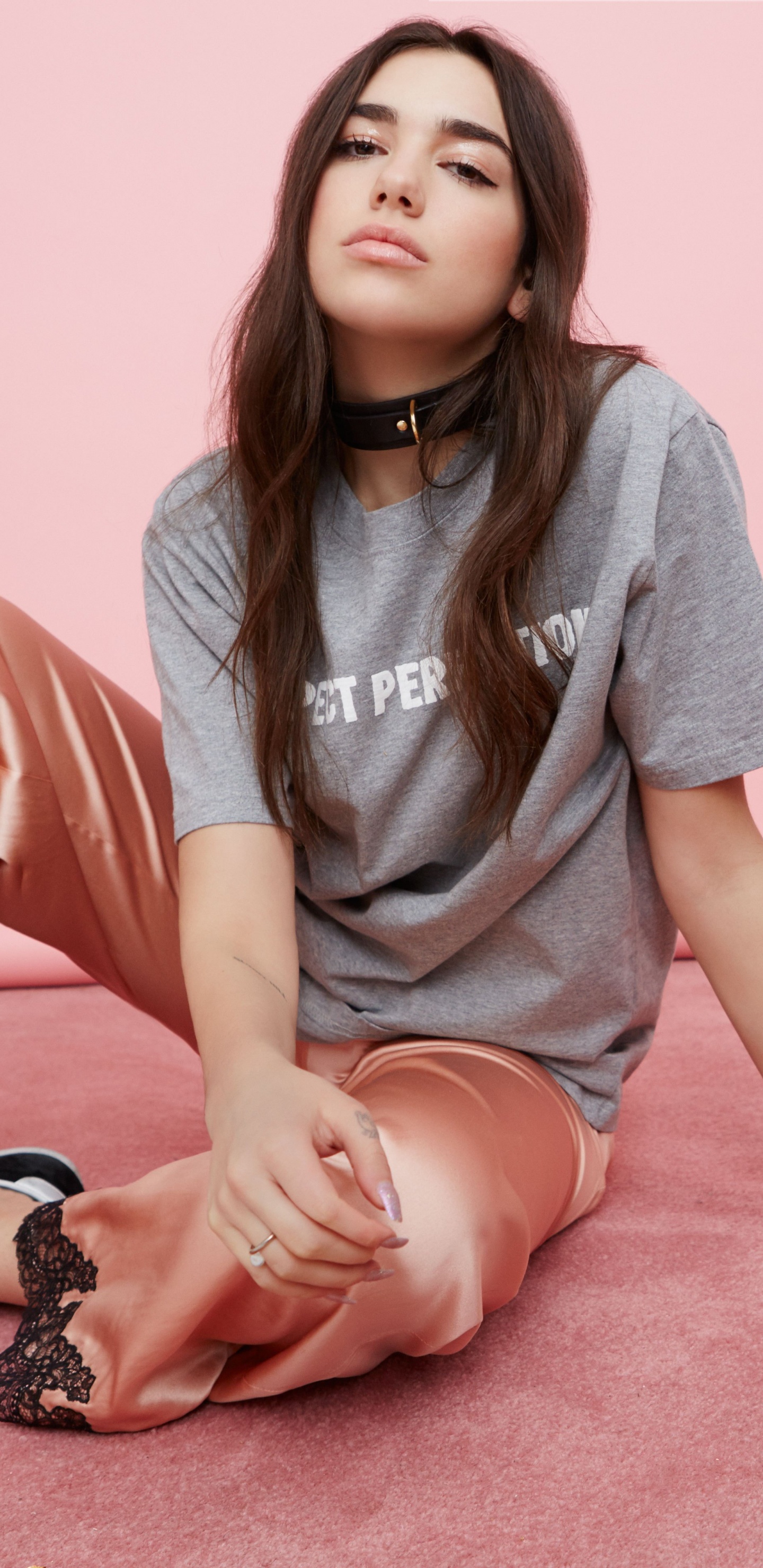 Обои Dua Lipa, розовый, кожа, нога, сидящий в разрешении 1440x2960