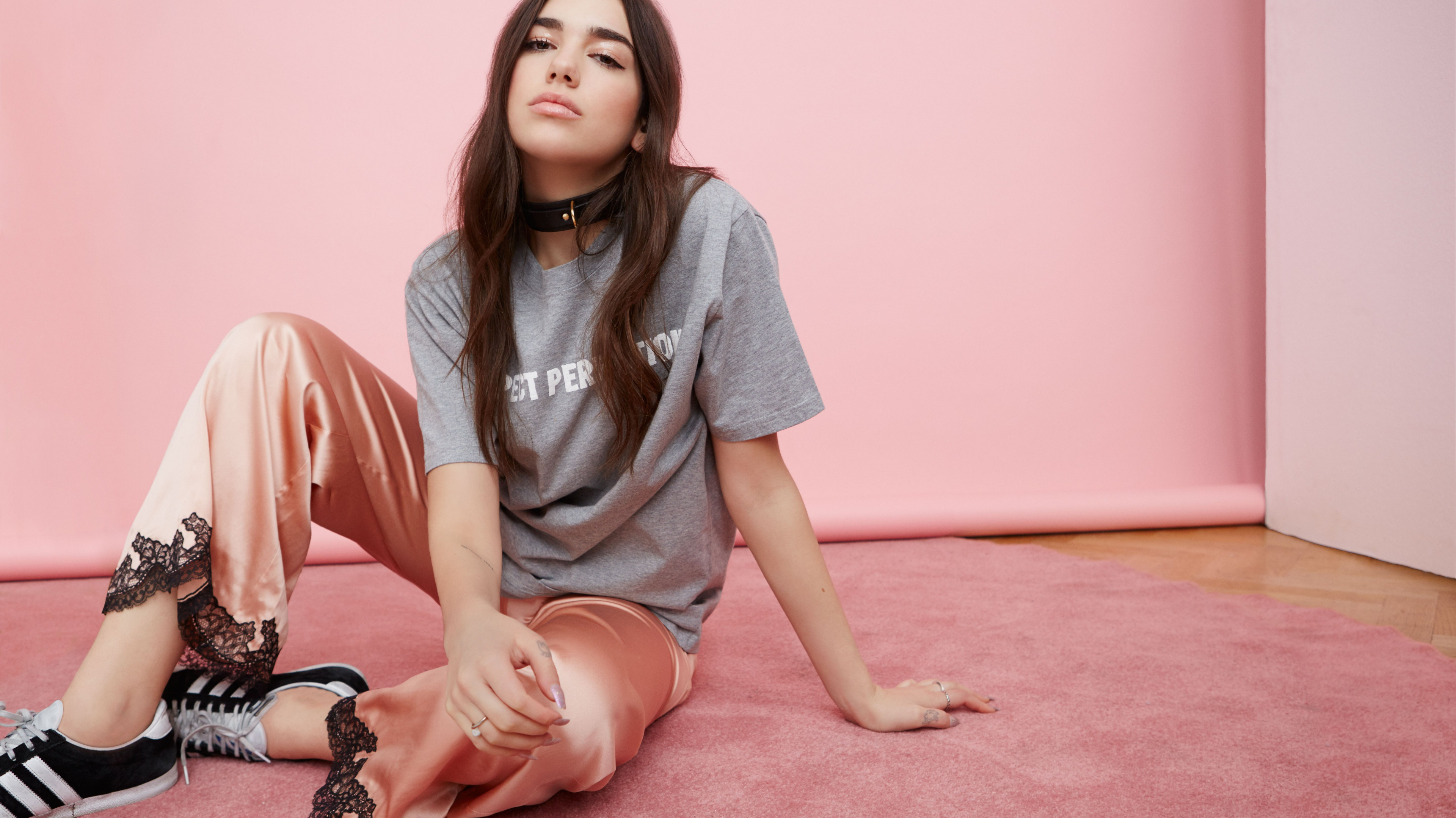Обои Dua Lipa, розовый, кожа, нога, сидящий в разрешении 3840x2160