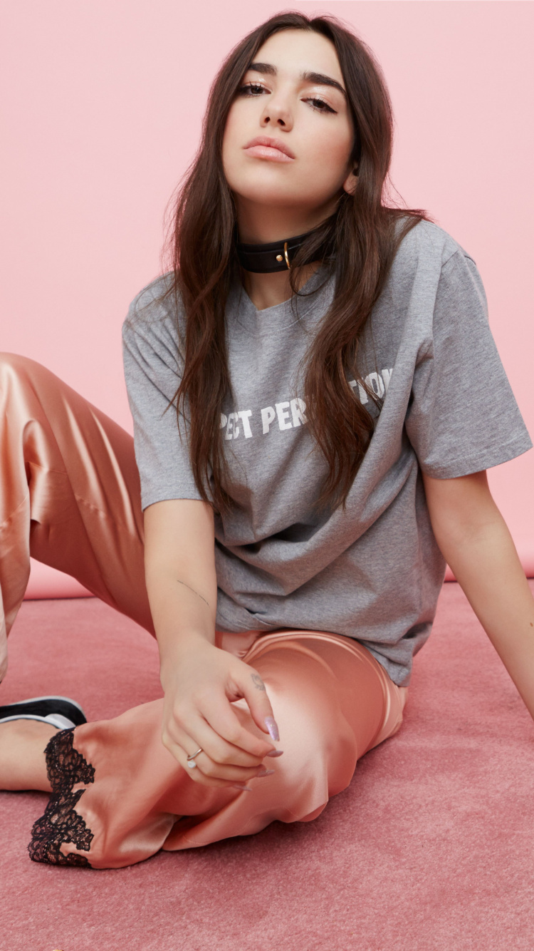 Обои Dua Lipa, розовый, кожа, нога, сидящий в разрешении 750x1334