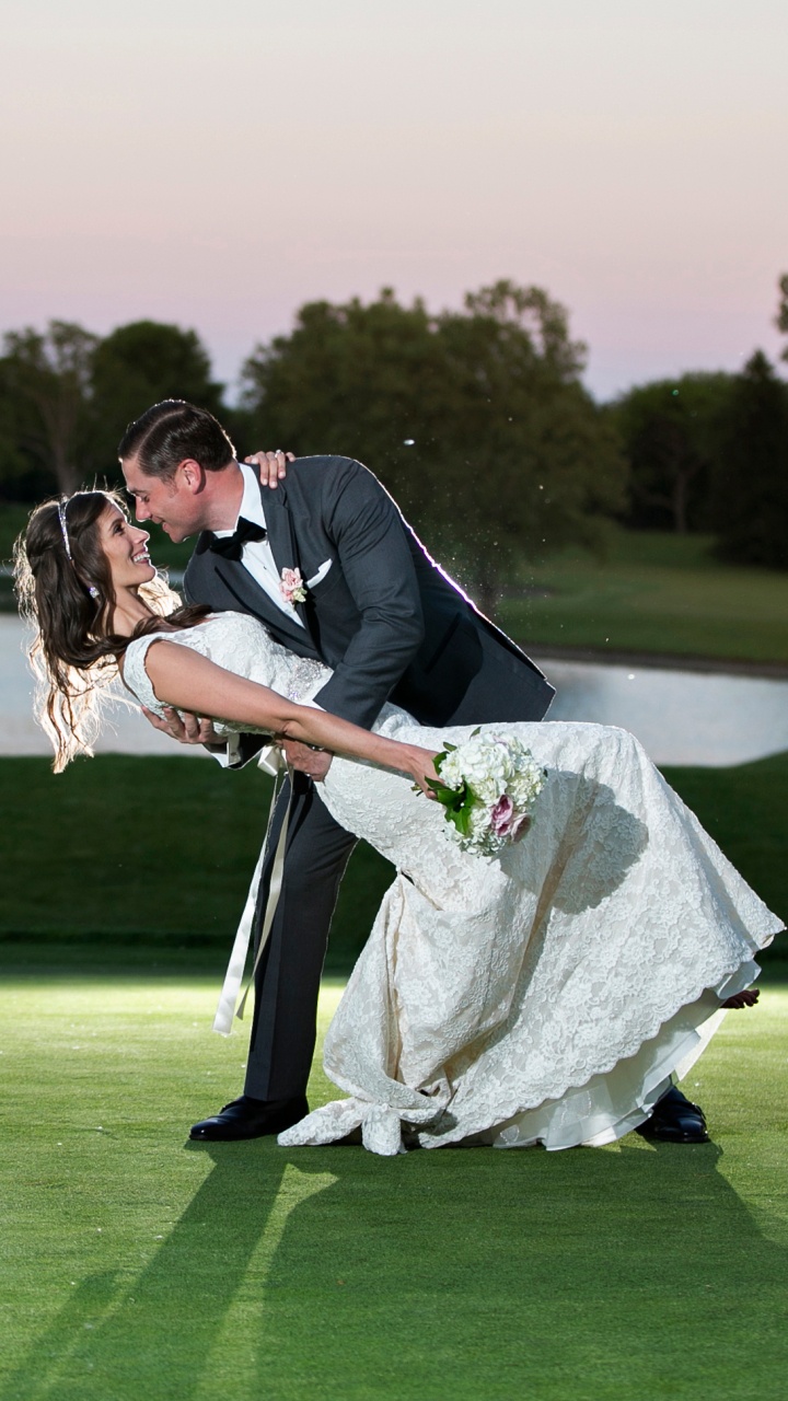 Обои жених, свадьба, гольф-клуб, церемония, снаряжение для гольфа в разрешении 720x1280