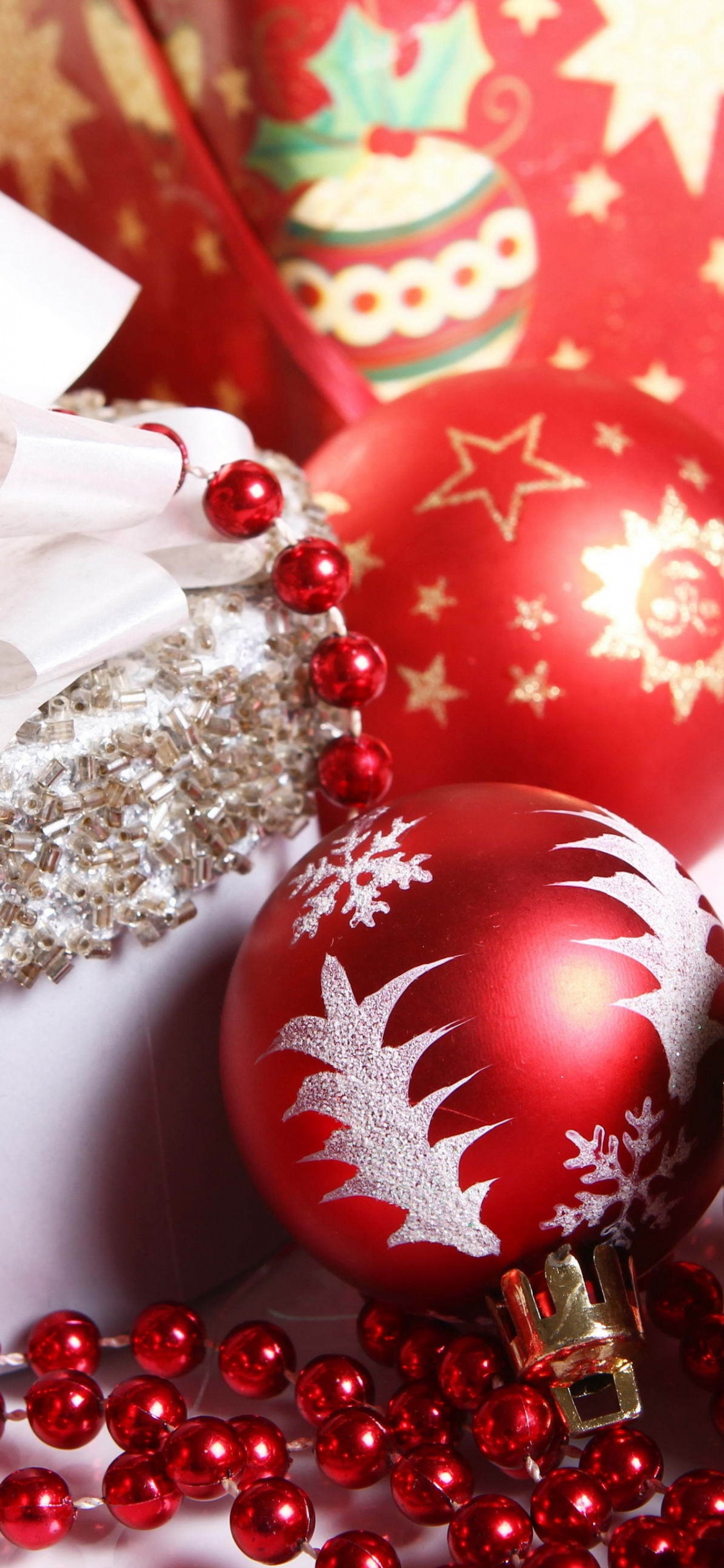 Обои Рождественский день, Новый год, Рождественские украшения, рождественский орнамент, Санта-Клаус в разрешении 1125x2436