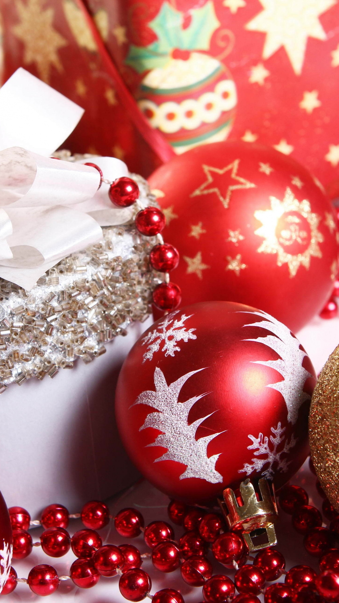 Обои Рождественский день, Новый год, Рождественские украшения, рождественский орнамент, Санта-Клаус в разрешении 1440x2560