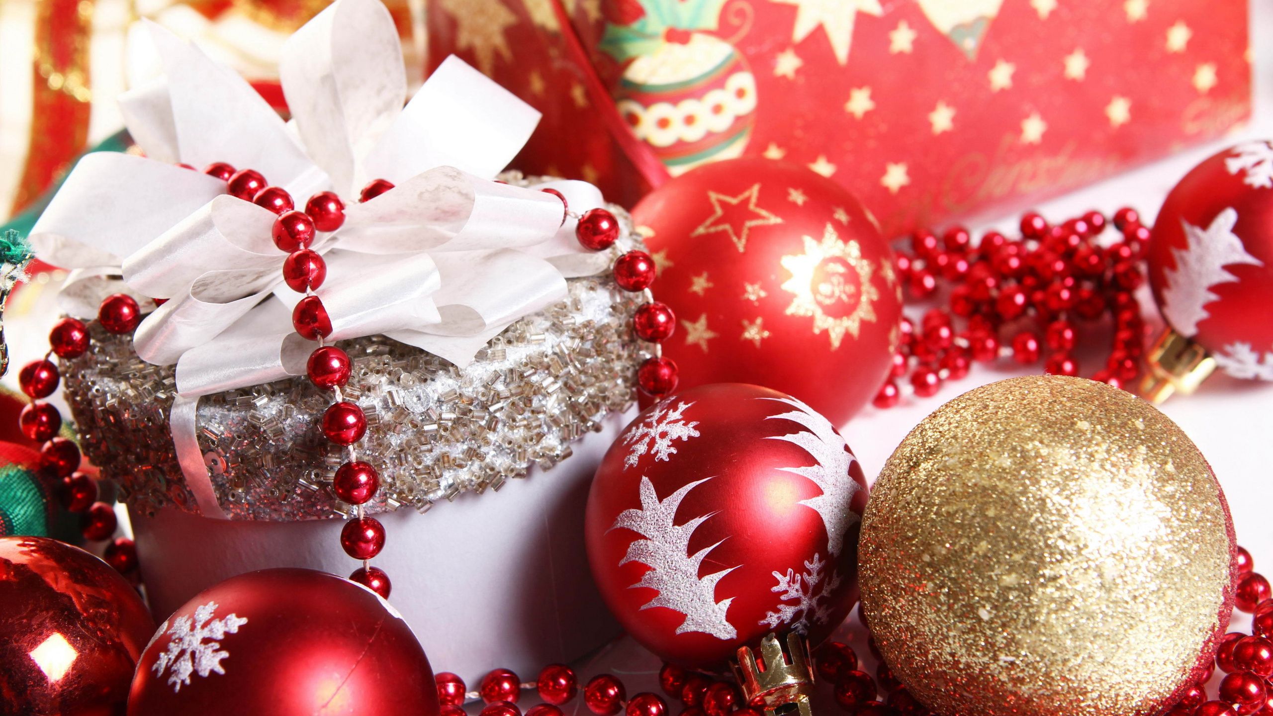 Обои Рождественский день, Новый год, Рождественские украшения, рождественский орнамент, Санта-Клаус в разрешении 2560x1440