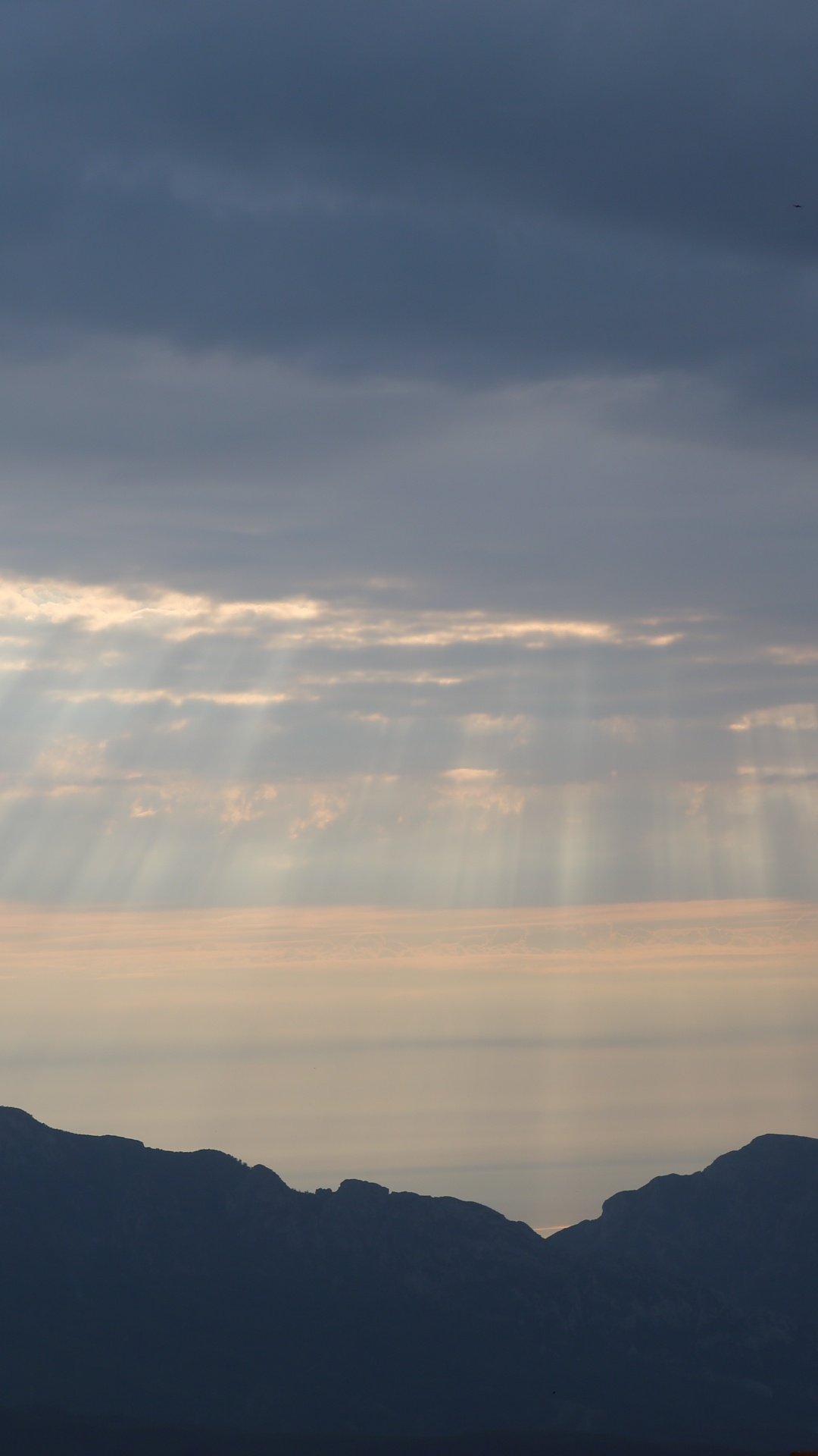 Обои закат, солнечный свет, рассвет, облако, горный рельеф в разрешении 1080x1920