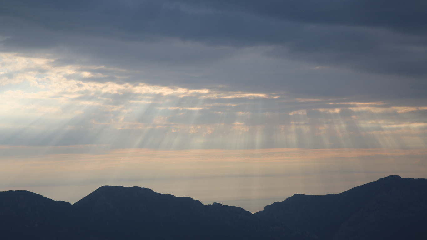 Обои закат, солнечный свет, рассвет, облако, горный рельеф в разрешении 1366x768