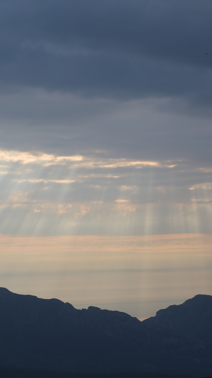 Обои закат, солнечный свет, рассвет, облако, горный рельеф в разрешении 720x1280