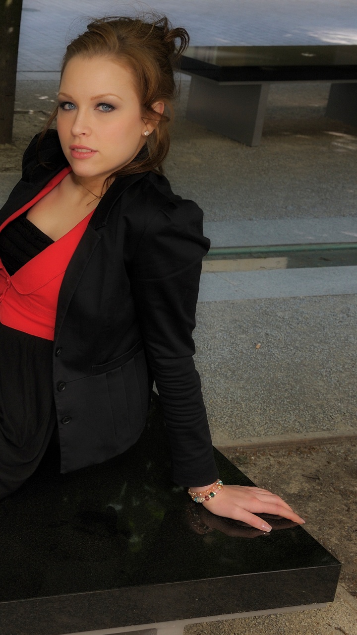 Обои красный цвет, нога, одежда, красота, сидящий в разрешении 720x1280