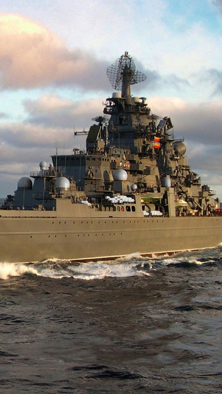 Обои Russian battlecruiser Pyotr Velikiy, крейсер, военный корабль, Линкор, тяжелый крейсер в разрешении 720x1280