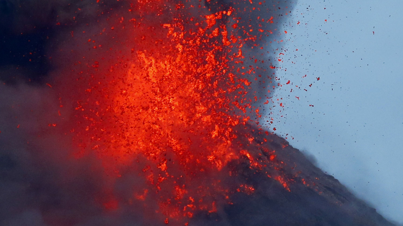 Обои вулкан Майон, вулкан, магма, лава, вентиляционные щели в разрешении 1366x768