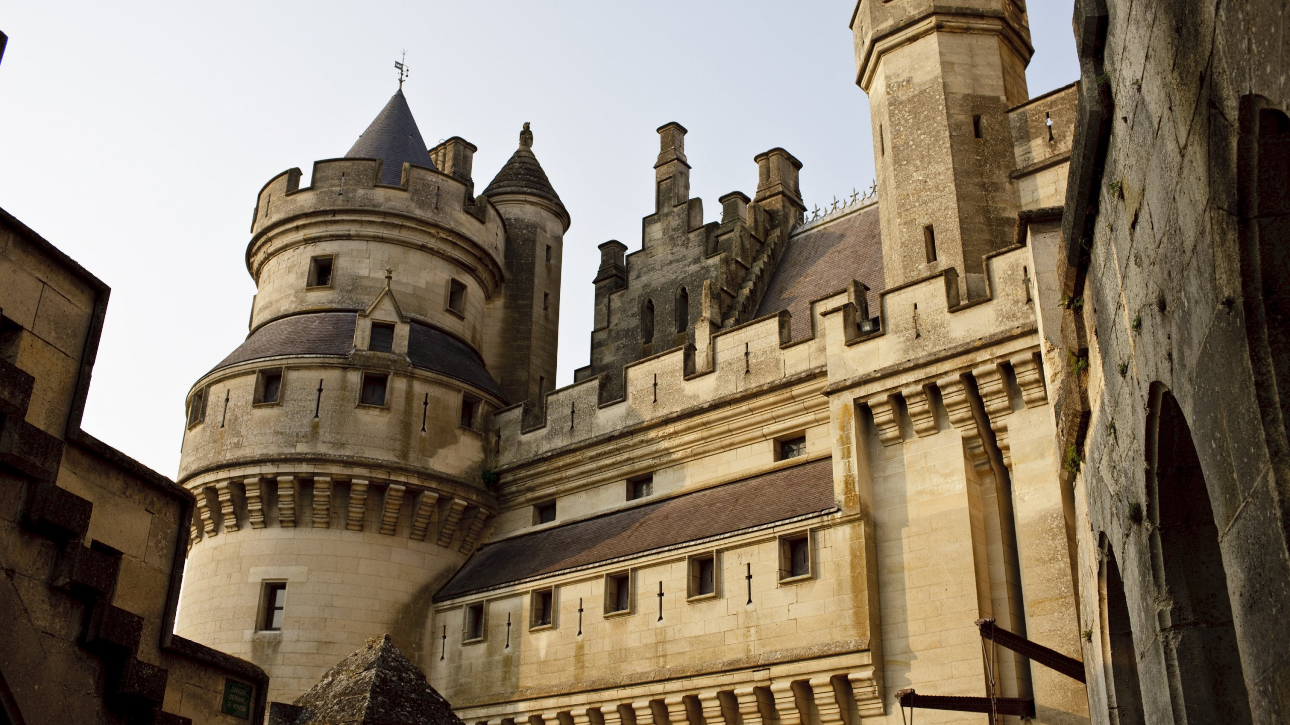 Обои chteau де пьерфон, средневековье, средневековая архитектура, замок, архитектура в разрешении 2560x1440