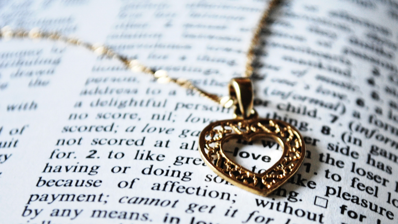 Обои медальон, кулон, текст, ювелирные изделия, любовь в разрешении 1366x768