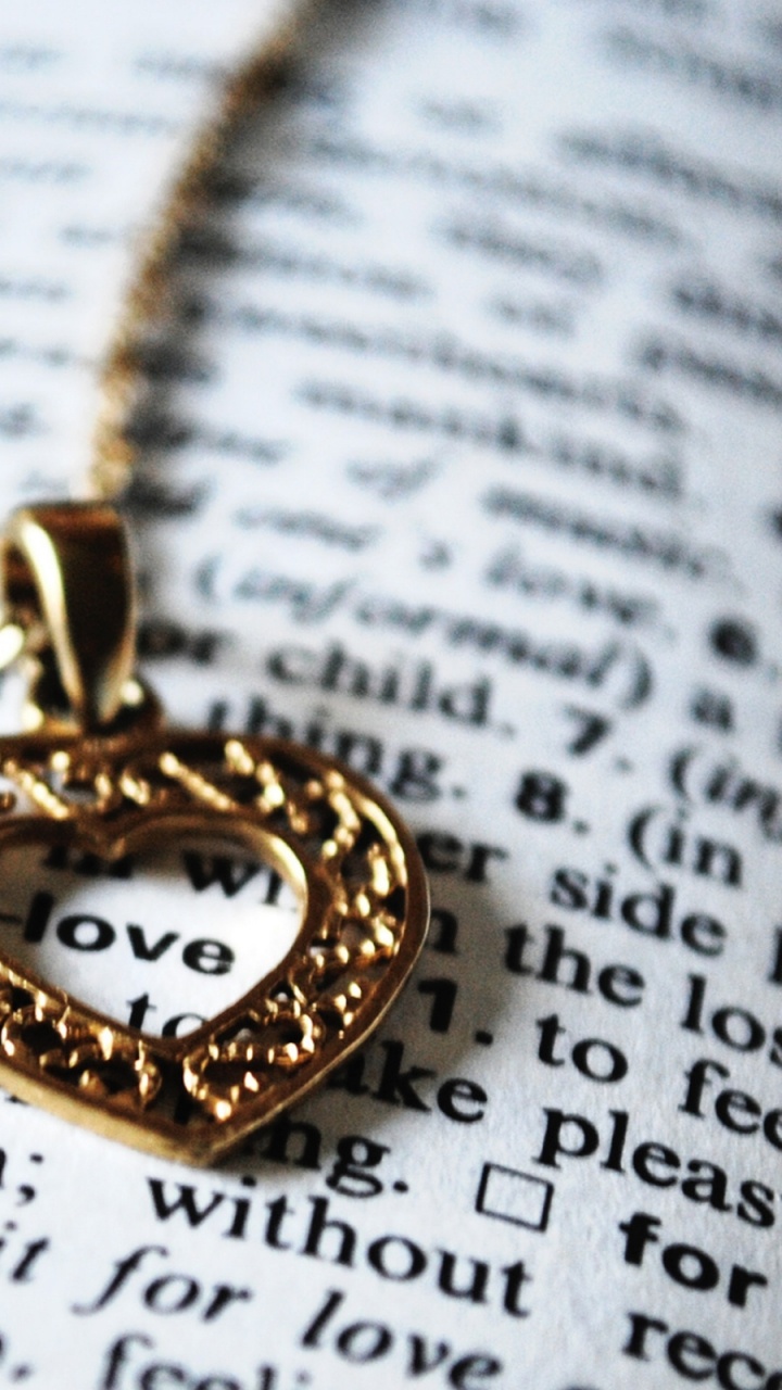 Обои медальон, кулон, текст, ювелирные изделия, любовь в разрешении 720x1280