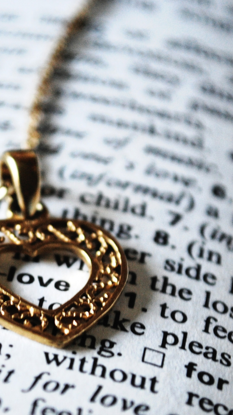 Обои медальон, кулон, текст, ювелирные изделия, любовь в разрешении 750x1334